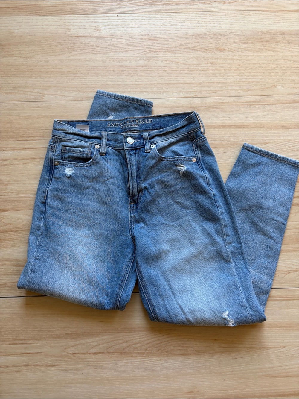 American Eagle Outfitters Women’s Light Wash Mom Jeans